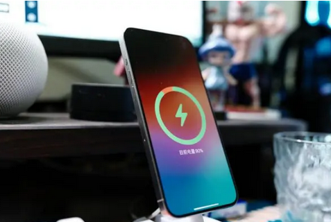 蕉城苹果15换屏服务分享用什么充电器给iPhone15充电更好 